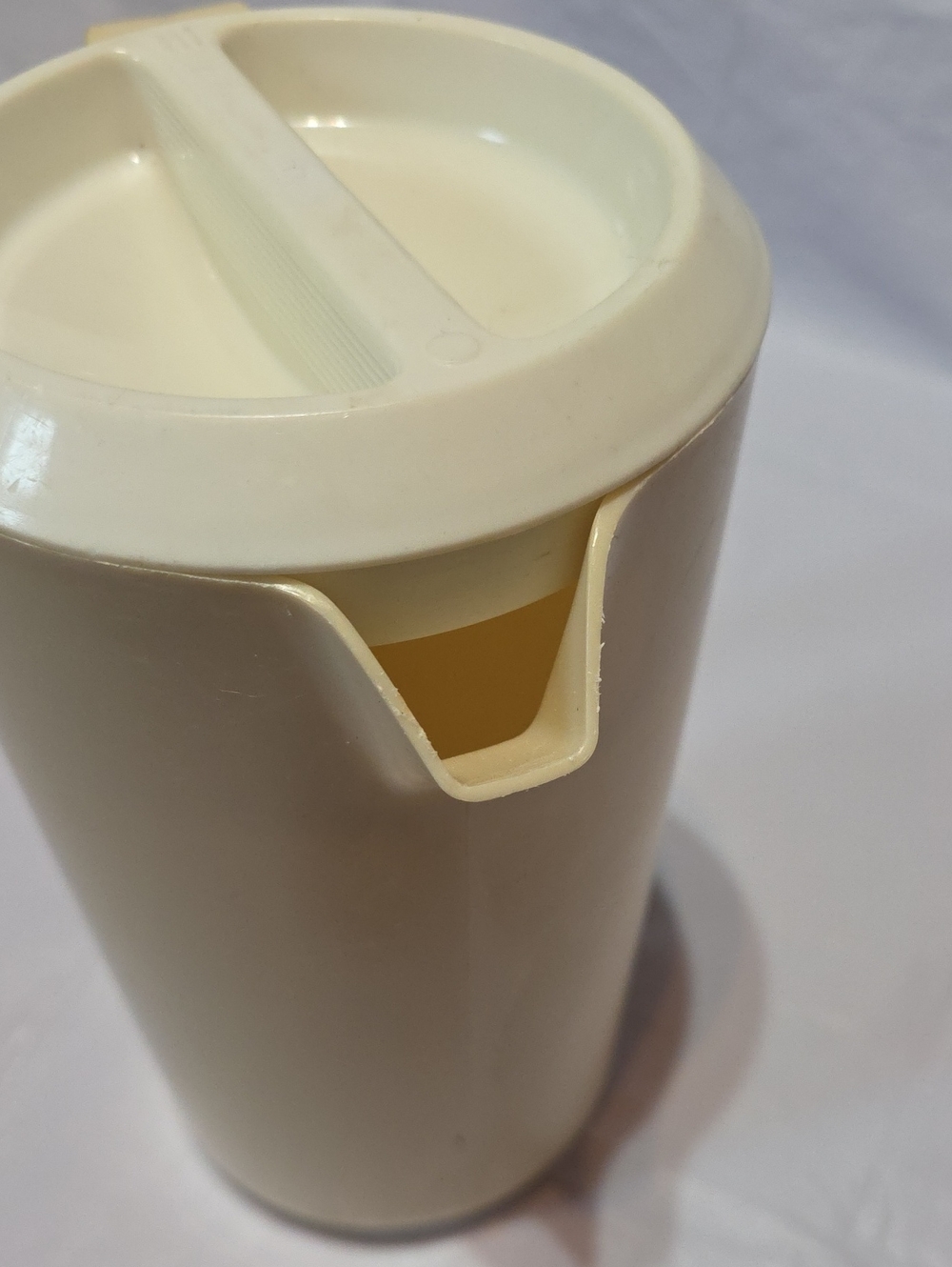 Rubbermaid VTG Almond Iced Tea Kool-Aid Lemonade Pitcher w/lid 2.25 qt - Picture 4 of 6